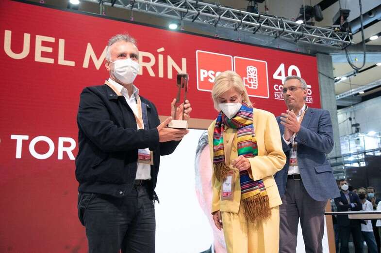 Torres muestra el galardón recibido/TA.